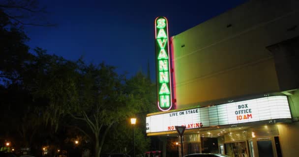 Noche estableciendo el plano del teatro Savannah — Vídeo de stock