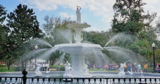 Ημέρα εξωτερικό περί ιδρύσεως Shot κρήνη στο Forsyth Park — Αρχείο Βίντεο