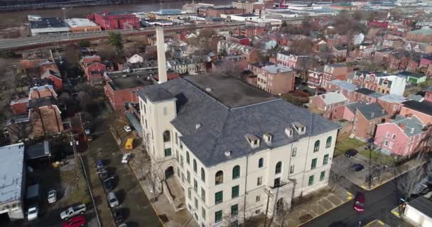 Flyover do dia do edifício interno da escola da cidade — Vídeo de Stock