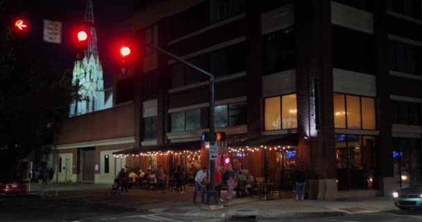 사바나 코너 바 레스토랑의 총을 설정 야간 외관 — 비디오