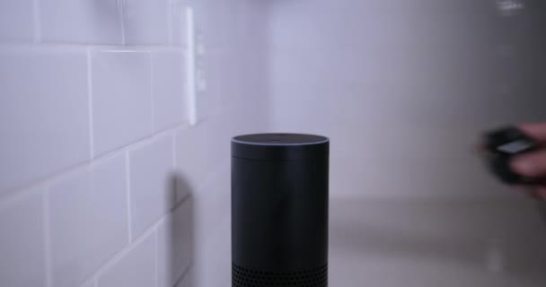 Человек подключается к Amazon Alexa виртуальный помощник блок на кухне — стоковое видео