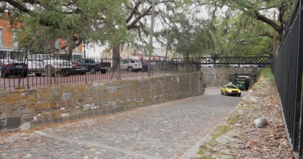 Auto reizen op smalle geplaveide straatjes van de Savannah — Stockvideo