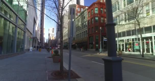 Perspectiva peatonal caminando por Pittsburgh City Sidewalk — Vídeo de stock