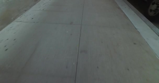 Perspective piétonne Marcher sur le trottoir de la ville 