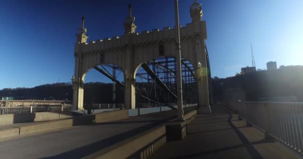 Perspective piétonne Marcher sur le pont de la rue Smithfield — Video