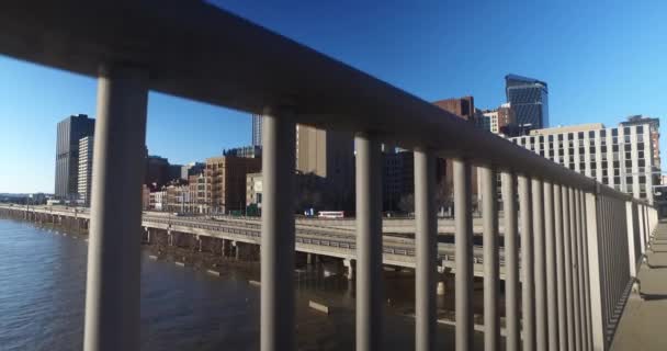 Dolly Up mit Blick auf Pittsburgh Skyline und Monongahela River — Stockvideo