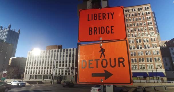 Oranžový objížďka znamení v centru Pittsburghu — Stock video