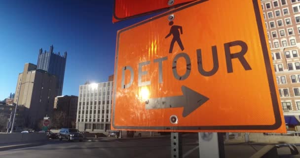 Orangefarbenes Umleitungsschild in der Innenstadt von Pittsburgh — Stockvideo