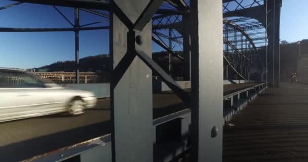 Dolly Up Shot of Traffic on Smithfield Street Bridge — Stock Video
