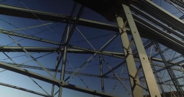 Vista de las vigas en el puente de la calle Smithfield — Vídeos de Stock