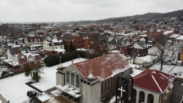 Estabelecimento aéreo para a frente lento tiro de cidade pequena no inverno — Vídeo de Stock