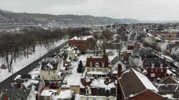 Lassú előre légi létrehozó lövés kis falu télen — Stock videók