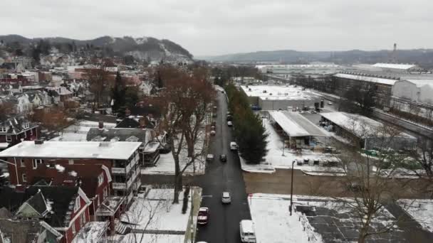 Langsame Luftaufnahme einer kleinen Stadtstraße im Winter — Stockvideo