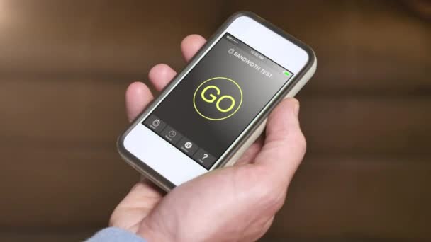 Smartphone cep telefonu ile Internet hızı bant genişliği Test uygulaması ile kontrol — Stok video
