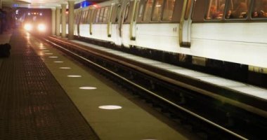 Washington Dc Metro platformda metro araba gelir