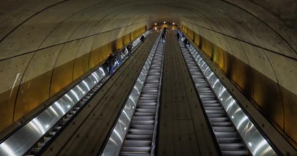 Pendelaars rijden de roltrappen in de Washington Dc Metro Station — Stockvideo