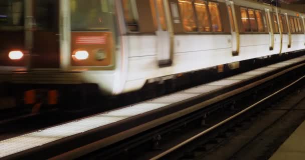 Subway Cars Arrive at the Platform in the Washington DC Metro — Stock Video