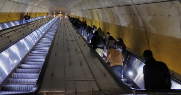 Κάτοχοι διαρκούς εισιτήριου βόλτα μέχρι τις κυλιόμενες σκάλες στο σταθμό μετρό Dc Ουάσιγκτον — Αρχείο Βίντεο
