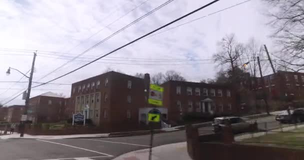 Verleden stad flatgebouwen in Washington Dc gebied rijden — Stockvideo