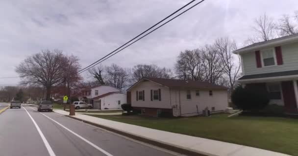 Conducir en el pasado Casas típicas en el área de Washington DC — Vídeo de stock