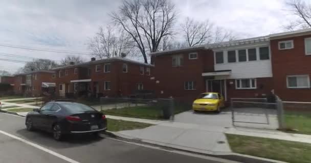 Conduire des maisons typiques du passé dans la région de Washington DC — Video