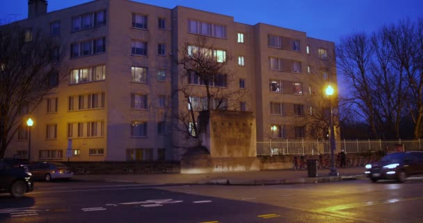 Nacht tot oprichting van Shot van de stad flatgebouw — Stockvideo