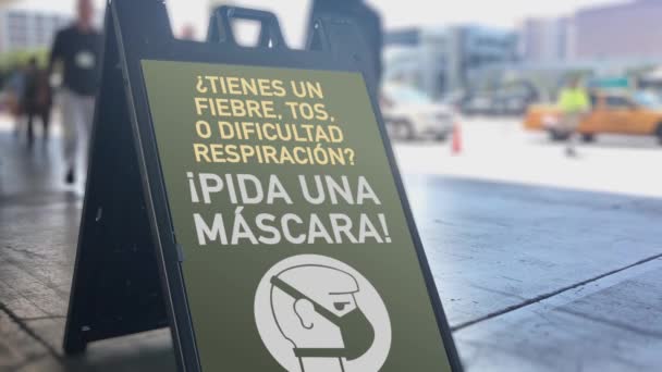 Spanish Sign Busy City Area Informs Pedestrians Ask Face Mask — Stock Video