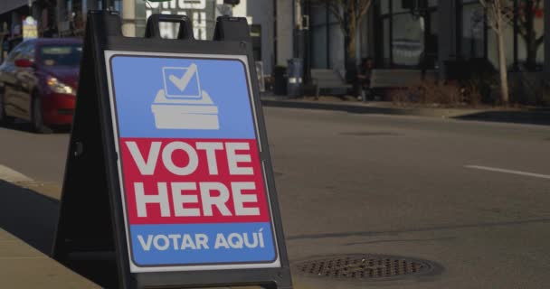 投票ここでは大都市の歩道に署名します 下のスペイン語訳 — ストック動画