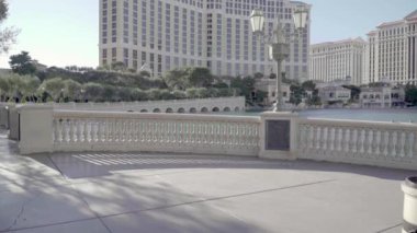 LAS VEGAS - Nisan 2020 - Neredeyse boş bir Bellagio kaldırımının çekim tespiti için bir gün. 2020 COVID-19 salgını sırasında Las Vegas 'taki turizm merkezleri kapatıldı..  