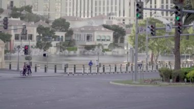 LAS VEGAS - Nisan 2020 - Neredeyse boş bir Bellagio kaldırımını görüntülemek için bir gün yakınlaştır. 2020 COVID-19 salgını sırasında Las Vegas 'taki turizm merkezleri kapatıldı..  