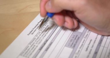 Maaş Koruma Programı formunu dolduran bir işletme sahibinin yakın plan görüntüsü. PPP, 2020 COVID-19 salgını sırasında çalışanların korunmasına yardımcı olmak için işletme sahipleri için bir zorunluluktu..  
