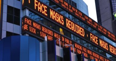 Kurgusal bir Times Square borsası 2020 COVID-19 salgını sırasında yayalara yüz maskesi takmaları gerektiğini hatırlatıyor. İstek üzerine özel iletiler.  