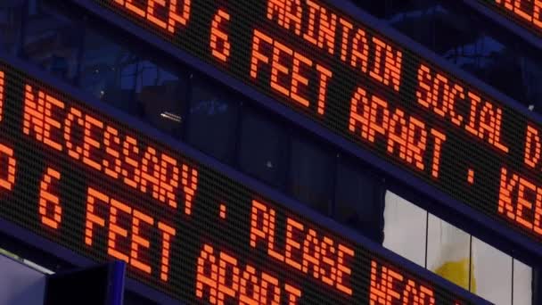 Närbild Times Square Ticker Påminna Fotgängare Att Hålla Meter Från — Stockvideo