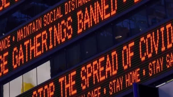 Close Zicht Een Times Square Ticker Vertelt Voetgangers Veilig Blijven — Stockvideo