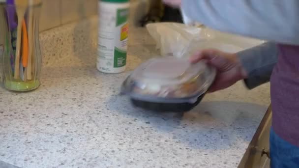 Homem Retira Recipiente Comida Fora Saco Limpa Com Toalhitas Higienizantes — Vídeo de Stock