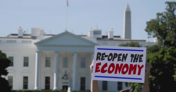 Muž Drží Před Bílým Domem Znovu Otevřenou Ceduli Hospodářského Protestu — Stock video