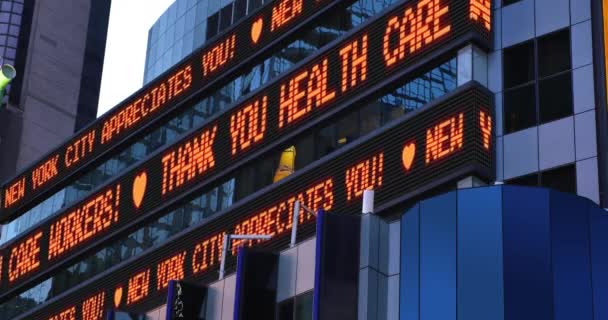 Вымышленная Биржевая Биржа Таймс Сквер Благодарит Медицинских Работников Время Пандемии — стоковое видео
