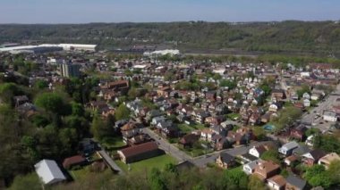 Tipik bir Pennsylvanian şehir merkezinin havadan çekilmiş görüntüsü. Ohio Nehri, kiliseler, evler ve uzaktaki fabrikalar. Pittsburgh banliyöleri. FAA yetkisiyle uçuyor..  