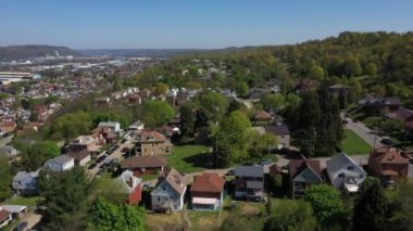 Tipik bir Pennsylvanian yerleşim yerinin yavaş yavaş ilerleyen hava çekim alanı. Pittsburgh banliyöleri. FAA yetkisiyle uçuyor..  