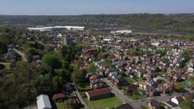 Pensilvanya 'nın küçük bir kasabasının şehir merkezindeki havadan çekim yapan bir film. Uzakta Ohio Nehri var. Pittsburgh banliyöleri. FAA yetkisiyle uçuyor..  