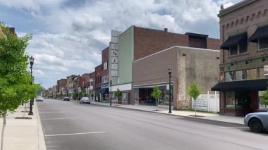 AMBRIDGE - Mayıs 2020 - Pittsburgh 'un kuzeyindeki küçük eski çelik bir kasaba olan Ambridge, Pennsylvania' nın ana caddesinin gündüz çekimleri.  