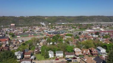 Pensilvanya 'nın küçük bir kasabasında havadan çekilmiş bir çekim. Uzakta Ohio Nehri var. Merkezde büyük bir lise. Pittsburgh banliyöleri. FAA yetkisiyle uçuyor..  