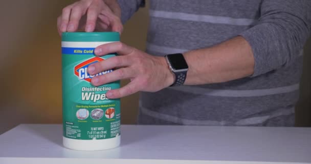 Mai 2020 Ein Mann Benutzt Clorox Desinfektionstücher Einen Tisch Reinigen — Stockvideo