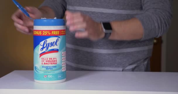 Circa 2020年5月 人がテーブルをきれいにするためにLysol消毒用ワイプを使用します Lysol製品は 2020のCovid 19パンデミックの間に供給が不足していました — ストック動画