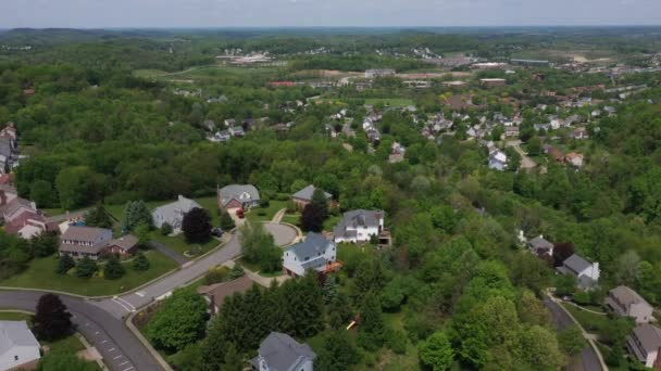一个缓慢的夏季空中飞越建立拍摄典型的西宾夕法尼亚住宅区 匹兹堡郊区 — 图库视频影像