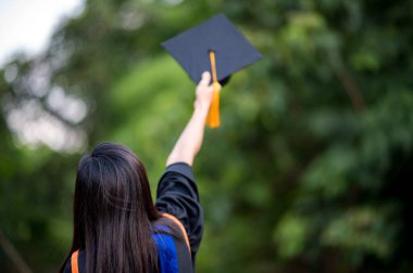 Tören sırasında mezuniyet şapkası taşıyan öğrenciler, Yüksek Okuldaki Başarılı Eğitim Konsepti 'nden mezun oldular. 