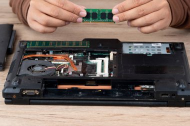 Laptop, dahili ekipmanları tamir etmek için sökülmüş..