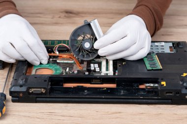 Laptop, dahili ekipmanları tamir etmek için sökülmüş..