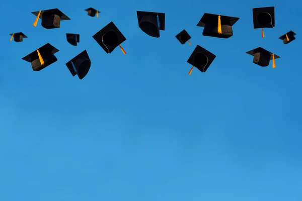 Los Estudiantes Que Tienen Disparo Gorro Graduación Por Mano Cielo — Foto de Stock