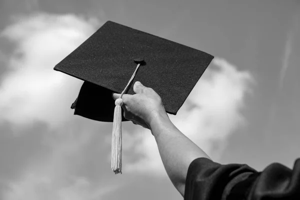 Μαθητές Που Κρατούν Ένα Πλάνο Του Καπέλου Αποφοίτησης Από Χέρι — Φωτογραφία Αρχείου